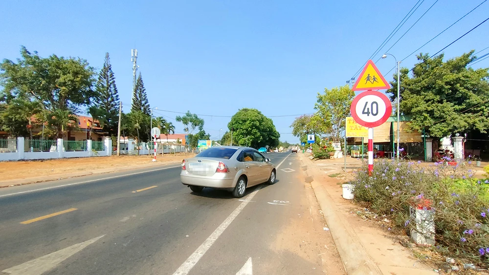 Bien-bao-han-che-toc-do-day-dac-tren-quoc-lo-19-gia-lai 3.jpg
