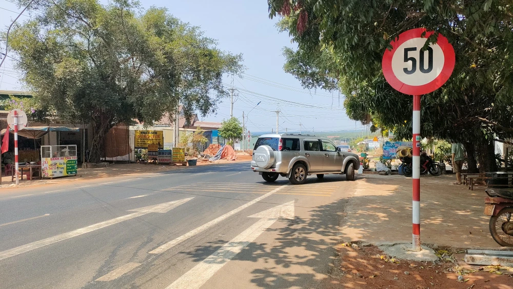 Bien-bao-han-che-toc-do-day-dac-tren-quoc-lo-19-gia-lai 5.jpg