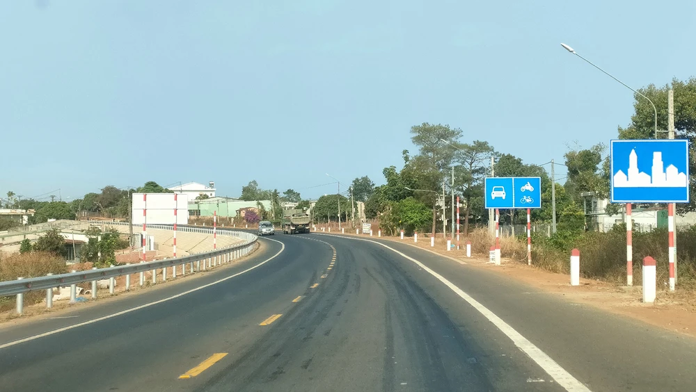 Biển báo hạn chế tốc độ dày đặc trên quốc lộ 19 khiến lái xe bức xúc