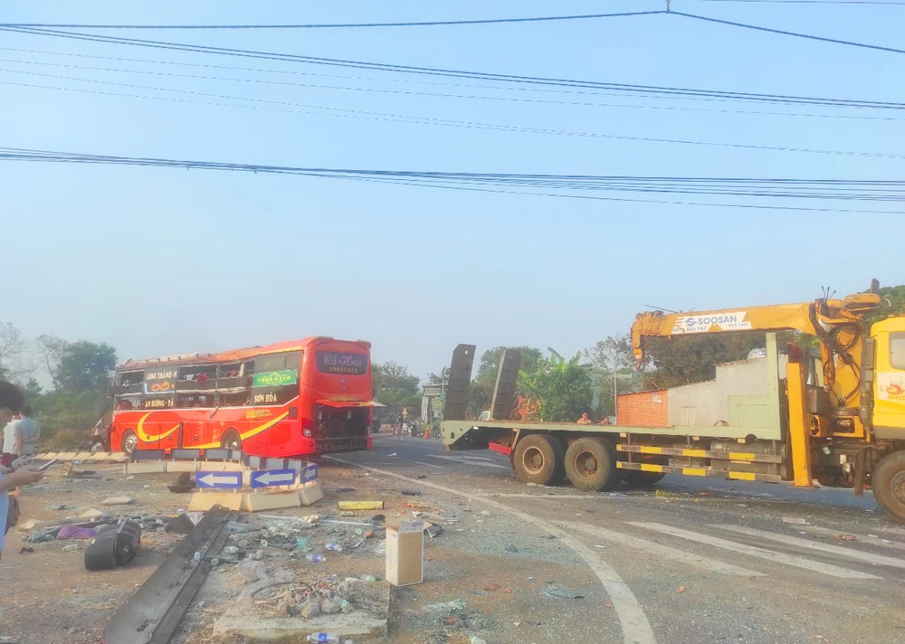 Xe khách cô hai chạy quá tốc độ ở Chư Sê, Gia Lai