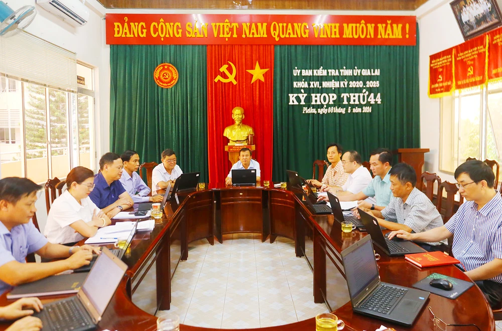 UBKT-Tinh-uy-Gia-lai-thi-hanh-ky-luat-ong-Nguyen-hong-linh-nguyen-chu-tich-huyen-chu-se.jpg