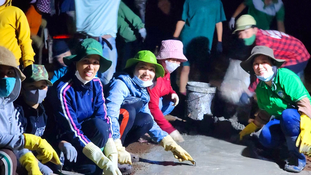 Biệt đội vá đường lúc đêm khuya tuyến đường bình yên ở Gia Lai