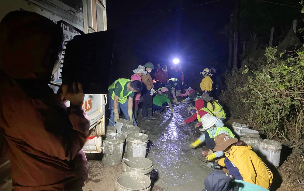 Biệt đội vá đường lúc đêm khuya tuyến đường bình yên ở Gia Lai