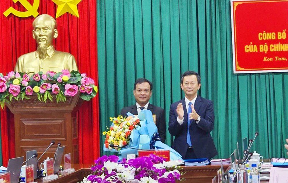 Trao quyết định của Bộ Chính trị chuẩn y ông U Huấn giữ chức vụ Phó bí thư Tỉnh ủy Kon Tum