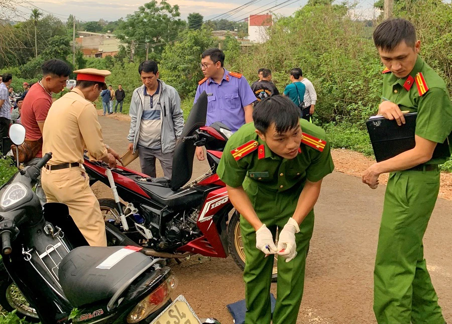 Hai-chien-si-cong-an-Bi-dam-trong-thuuong-khi-bat-toi-phạm-ma-tuy 4.jpg