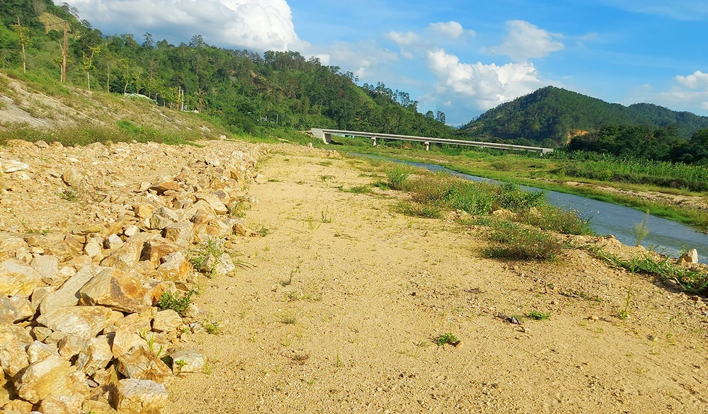 Đổ thải xuống sông Pô Kô Kon Tum
