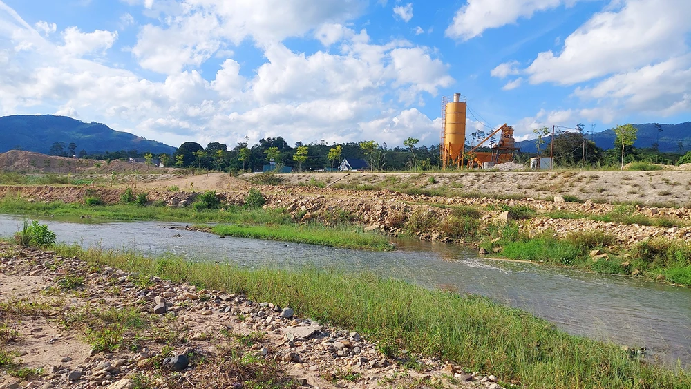 Đổ thải xuống sông Pô Kô Kon Tum