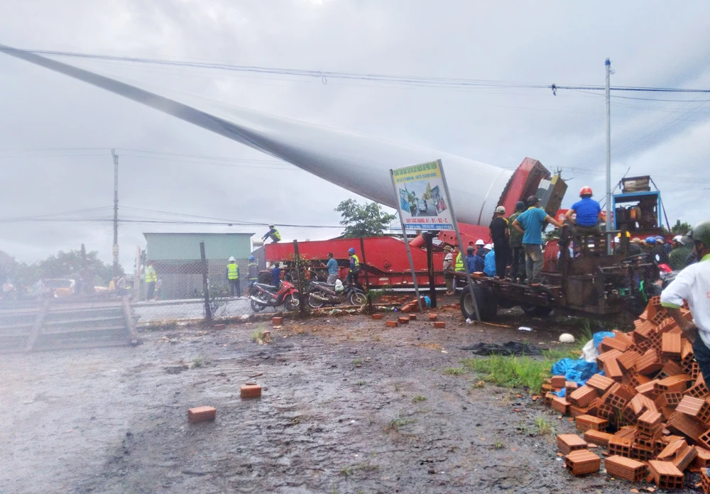 Dân chặn xe chở cánh quạt điện gió ia le