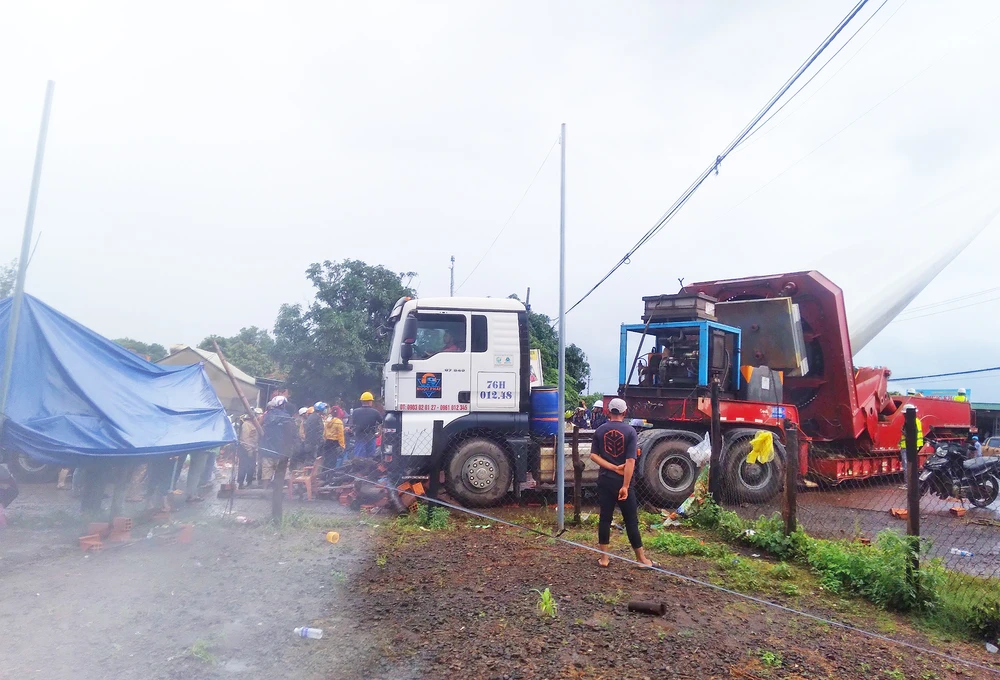 Dân chặn xe chở cánh quạt điện gió ia le