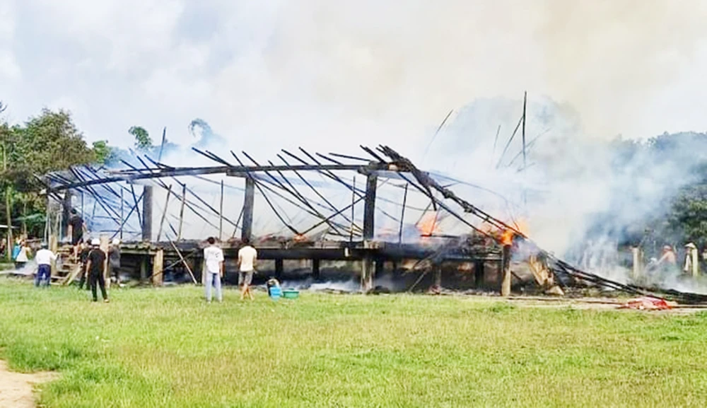 Cháy nhà rông ở xã Hà Tây, huyện Chư Păh, Gia Lai