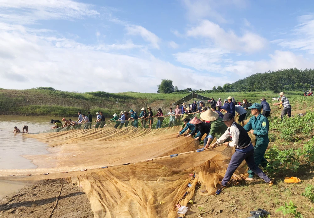 UBND-xa-ho-mong-huy-dong-luc-luong-tim-kiem-nguoi-bi-nan-duoi-nuoc 1.jpg