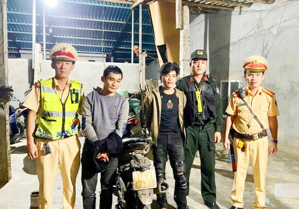 Lực lượng CSGT Công an tỉnh Bình Định bắt hai thanh niên cướp giật tài sản