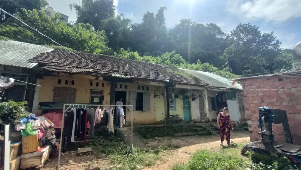 H6 Nguoi-dan-song-trong-lo-au-sat-lo-o-Gia-Lai-6.jpg