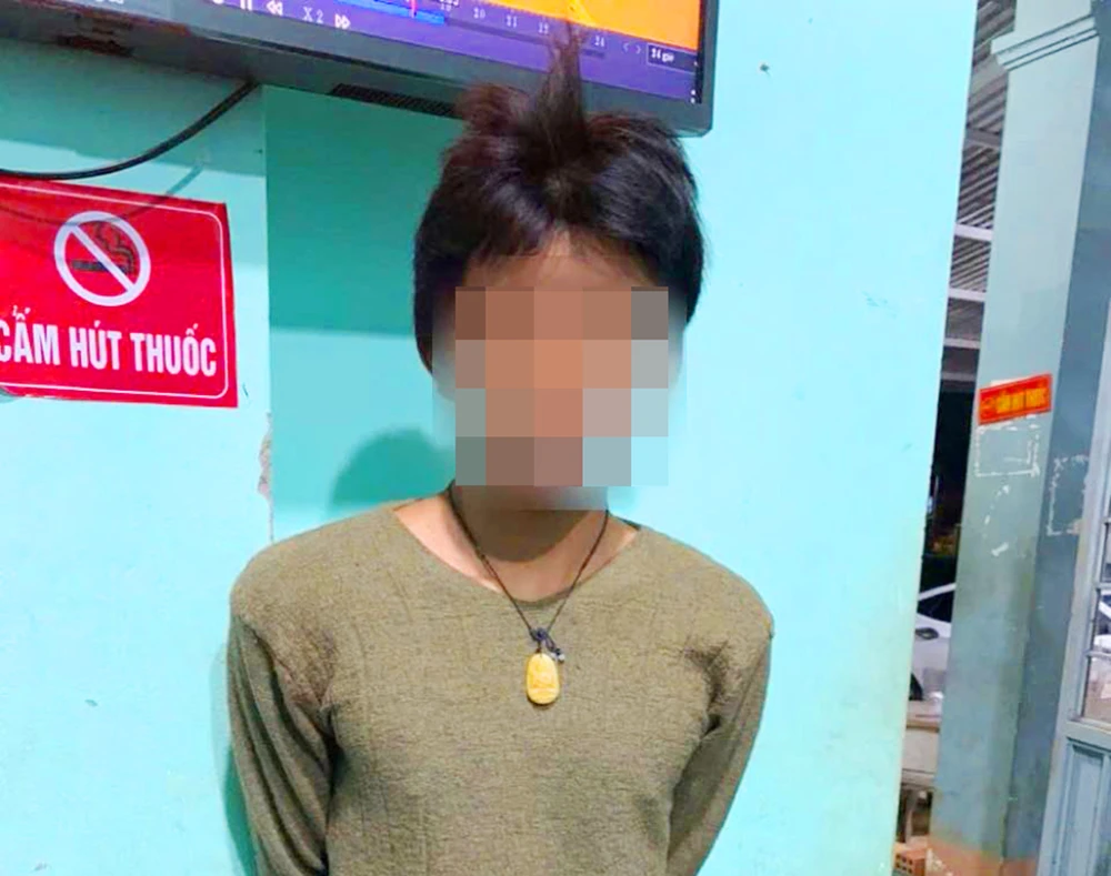 Thanh niên dùng dao khống chế nữ gia chủ đang tắm cướp tài sản