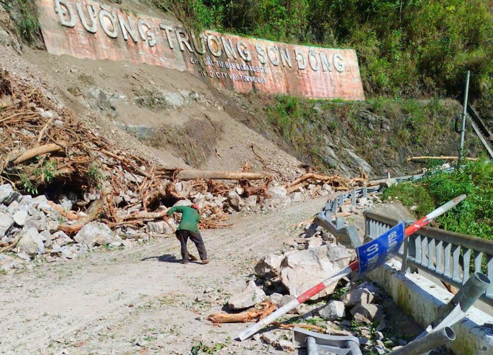 Đất, đá sạt lở, vùi lấp mặt đường Trường Sơn Đông