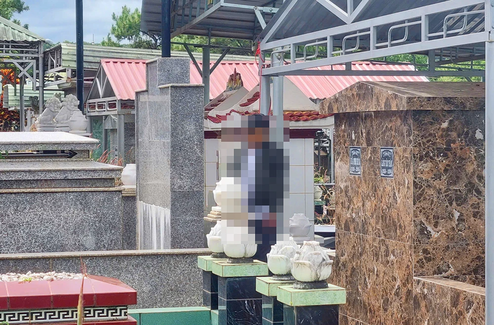 Người đàn ông tử vong trong tư thế treo cổ bên cạnh mộ cha