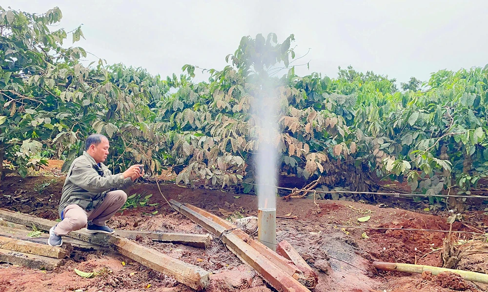 Hiện tượng lạ giếng khoan phun nước và khí cao 10 mét ở Gia Lai