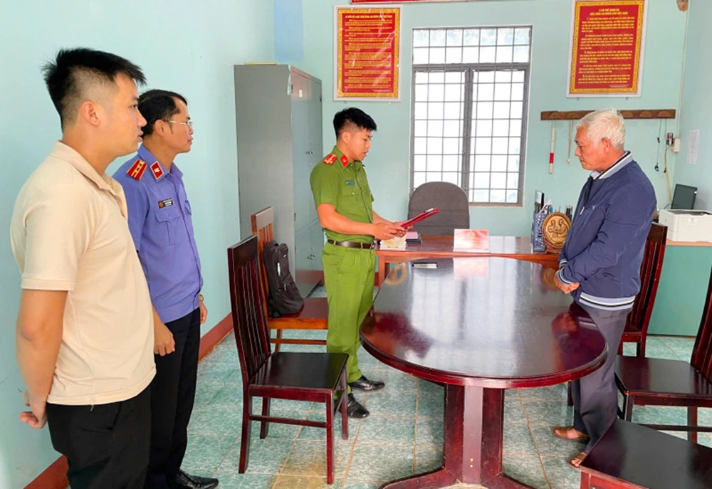 Công an huyện Mang Yang khởi tố bị can, bắt tạm giam cụ ông nổ là nhà báo để lừa chạy án ở Gia Lai