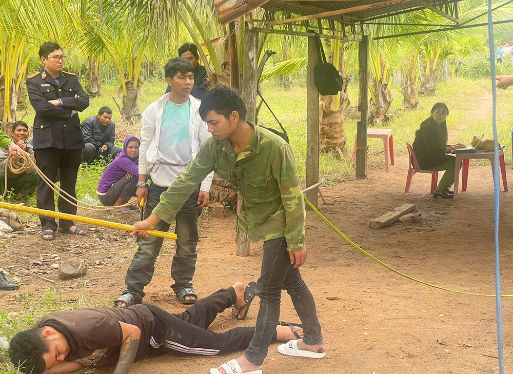 Hai anh em nghi phạm giết người giấu xác trốn vào rừng