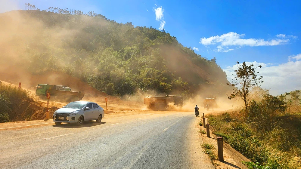 Quốc lộ 24 bụi đất mịt mù do hoạt động khai thác đất ở Kon Tum