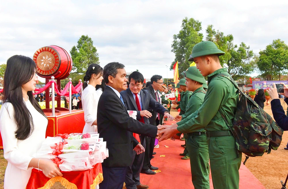 Thanh niên Tây Nguyên háo hức lên đường nhập ngũ năm 2025