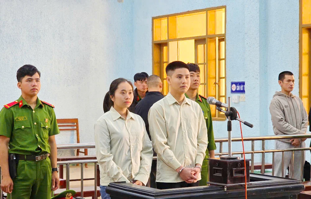 Ba chị em bị cáo Phạm Thị Hương lôi kéo người dân tộc thiểu số mở tài khoản ngân hàng rồi mua lại bán ra nước ngoài