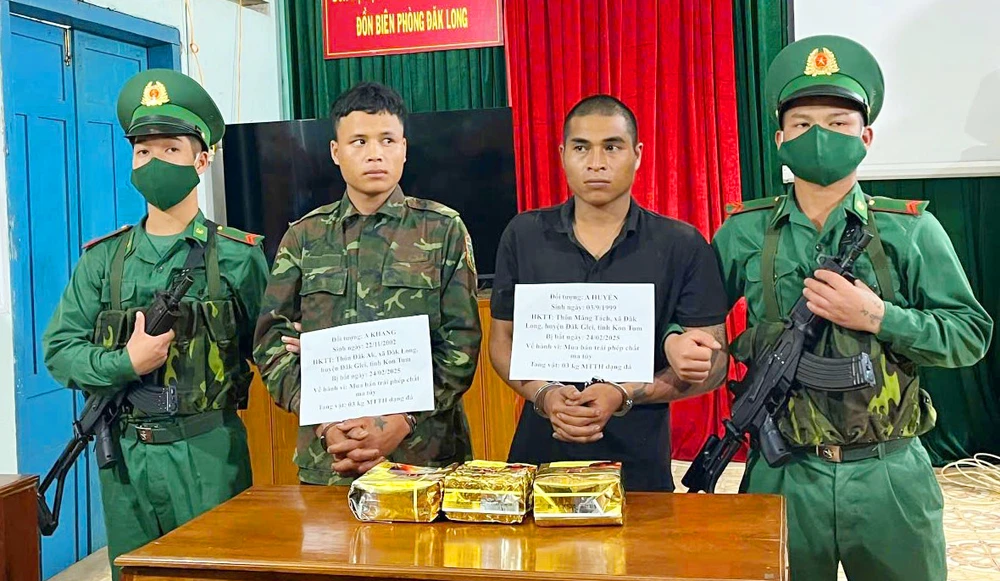 A Khang và A Huyền cùng tang vật là 3 kg ma túy đá bắt giữ. Ảnh: BB.