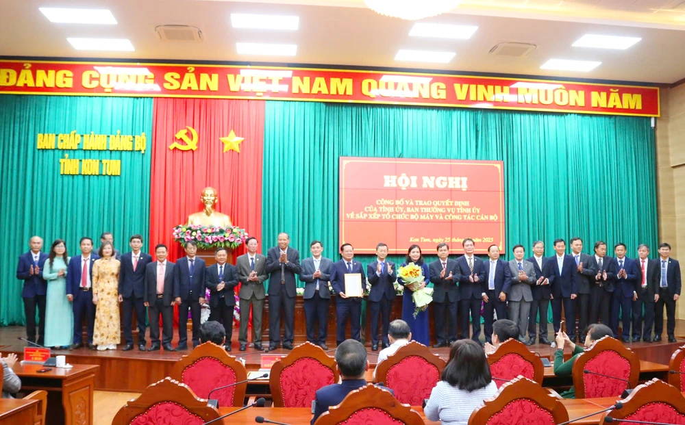 Tỉnh Kon Tum có 17 cán bộ lãnh đạo nghỉ hưu trước tuổi và hợp nhất Trung tâm truyền thông tỉnh