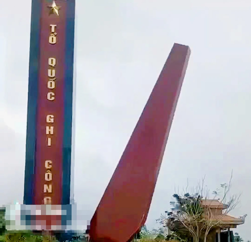 Cánh kỳ đài tưởng niệm liệt sĩ tại thị xã An Khê bị ngã đổ