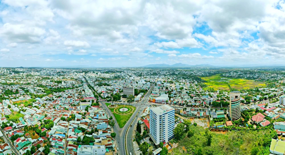 Toan-canh-TP Pleiku-tu-tren-cao 3.jpg