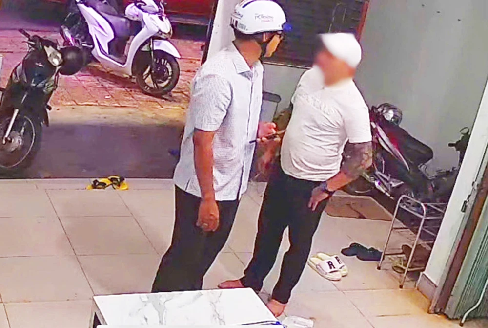 Công an thị trấn Chư Sê đã triệu tập NAT (bên phải, người đánh nữ bác sĩ) lên cơ quan làm việc. Ảnh: CTV.