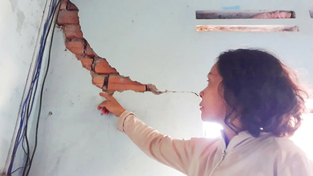 Sở Xây dựng tỉnh Kon Tum sẽ hướng dẫn người dân khởi kiện hai nhà thầu chậm bồi thường, hỗ trợ do thi công đường Hồ Chí Minh gây nứt nhà dân đến nay đã 10 năm