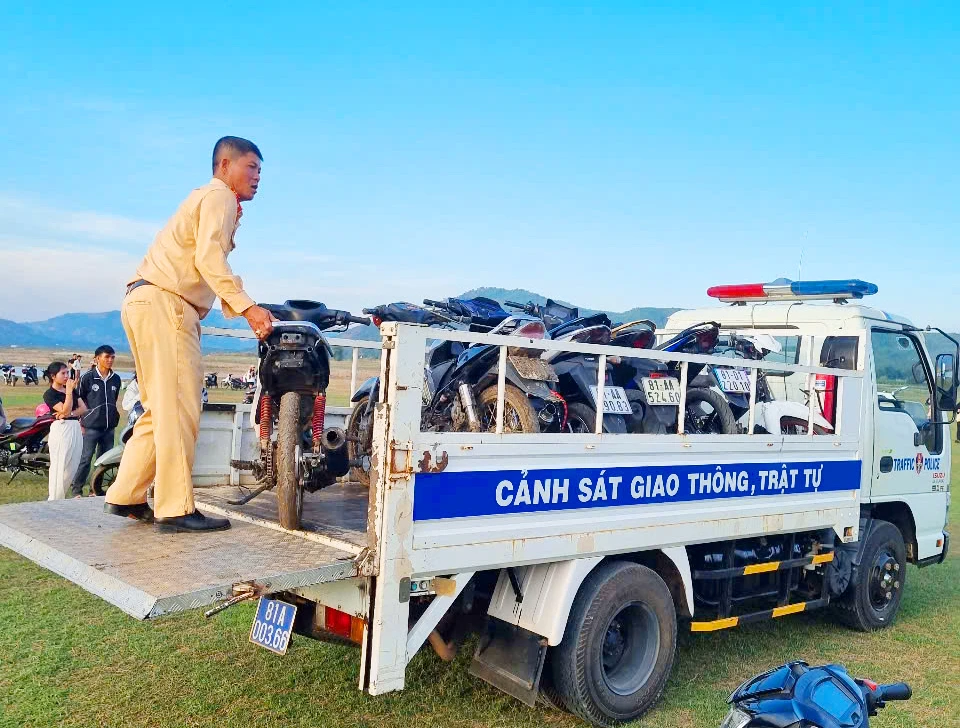 Phát hiện lực lượng công an, hàng chục thanh thiếu niên tụ tập chạy mô tô độ chế rú ga, nẹt pô... bỏ chạy tán loạn.