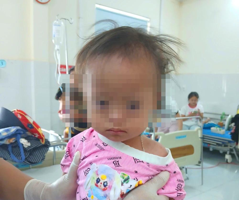 Bé gái bị bỏ rơi tại Bệnh viện Nhi tỉnh Gia lai với dòng chữ “Cháu nhờ bác sĩ tìm cho người nuôi bé, cháu khổ quá nên đành làm vậy, cháu cảm ơn, cháu ngoan lắm”.