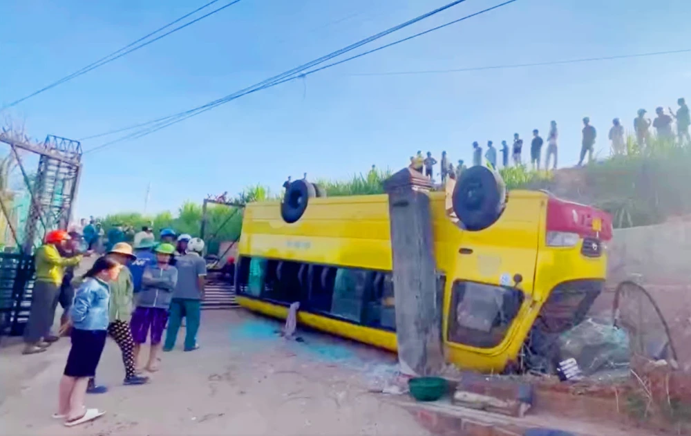 Xe đưa đón học sinh bị lật ở Gia Lai