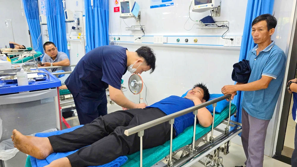 Tai nạn lật xe đưa đón học sinh ở Gia Lai