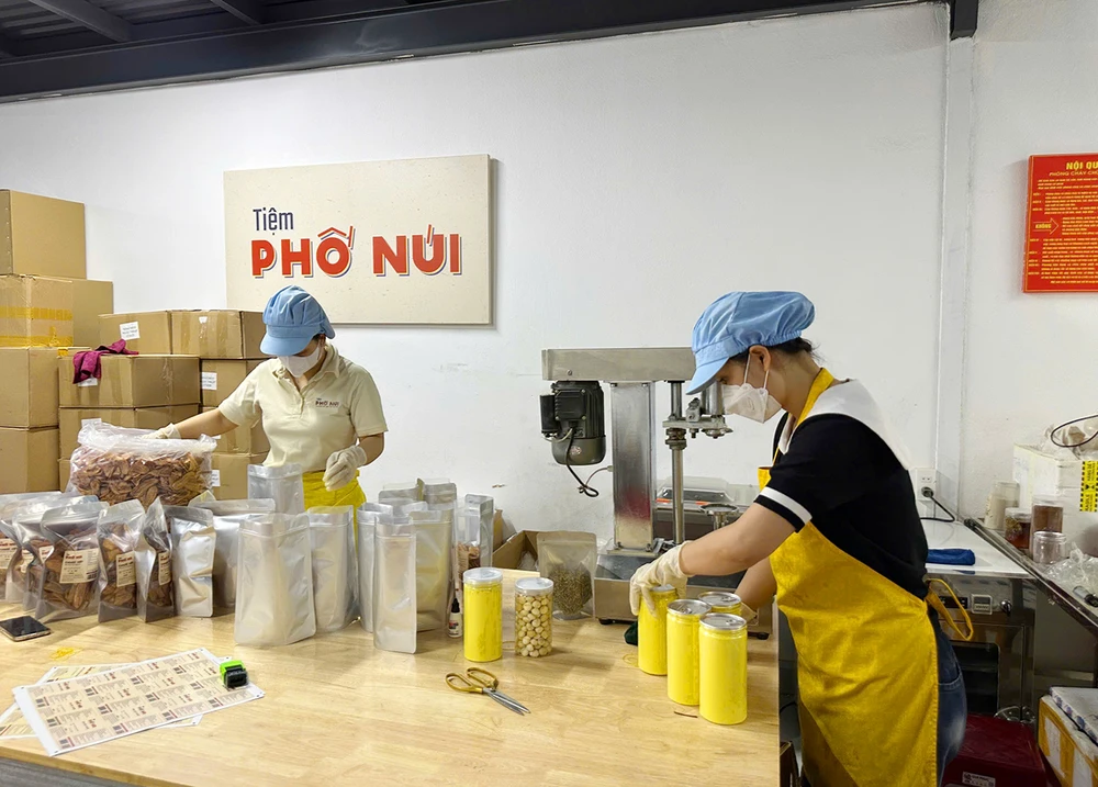 Đoàn kiểm tra liên ngành tỉnh Gia Lai phát hiện cơ sở kinh doanh Tiệm Phố Núi (TP Pleiku) nhiều lỗi vi phạm về an toàn thực phẩm, kiến nghị thu hồi 14 loại sản phẩm.