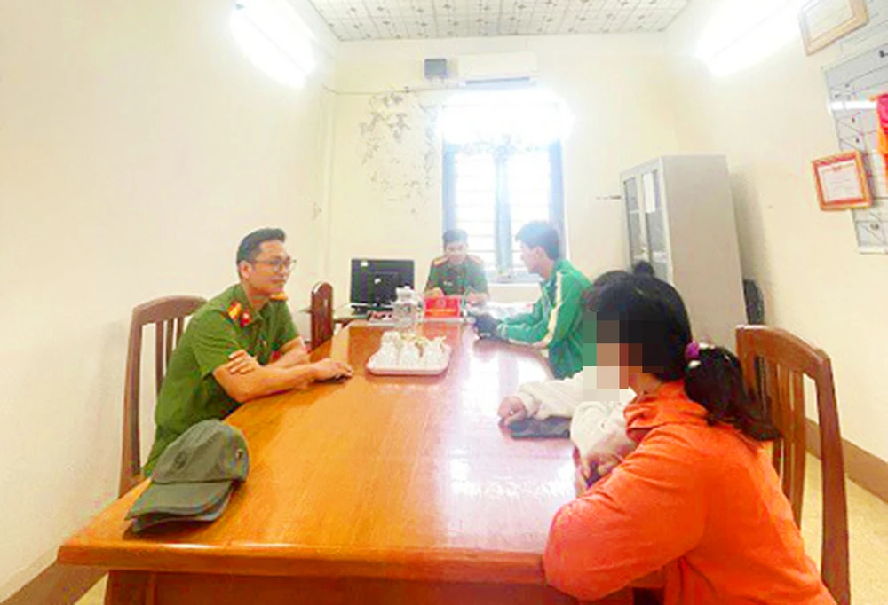 Tài xế taxi ngăn chặn kịp thời một thiếu nữ bị kẻ xấu dụ dỗ, lừa bán ra nước ngoài với lời hứa 'việc nhẹ lương cao'.