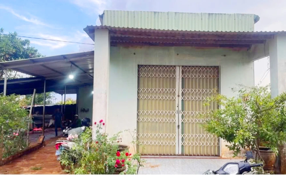 Phát hiện ba mẹ con tử vong trong nhà bị khóa cửa từ bên trong ở Gia Lai