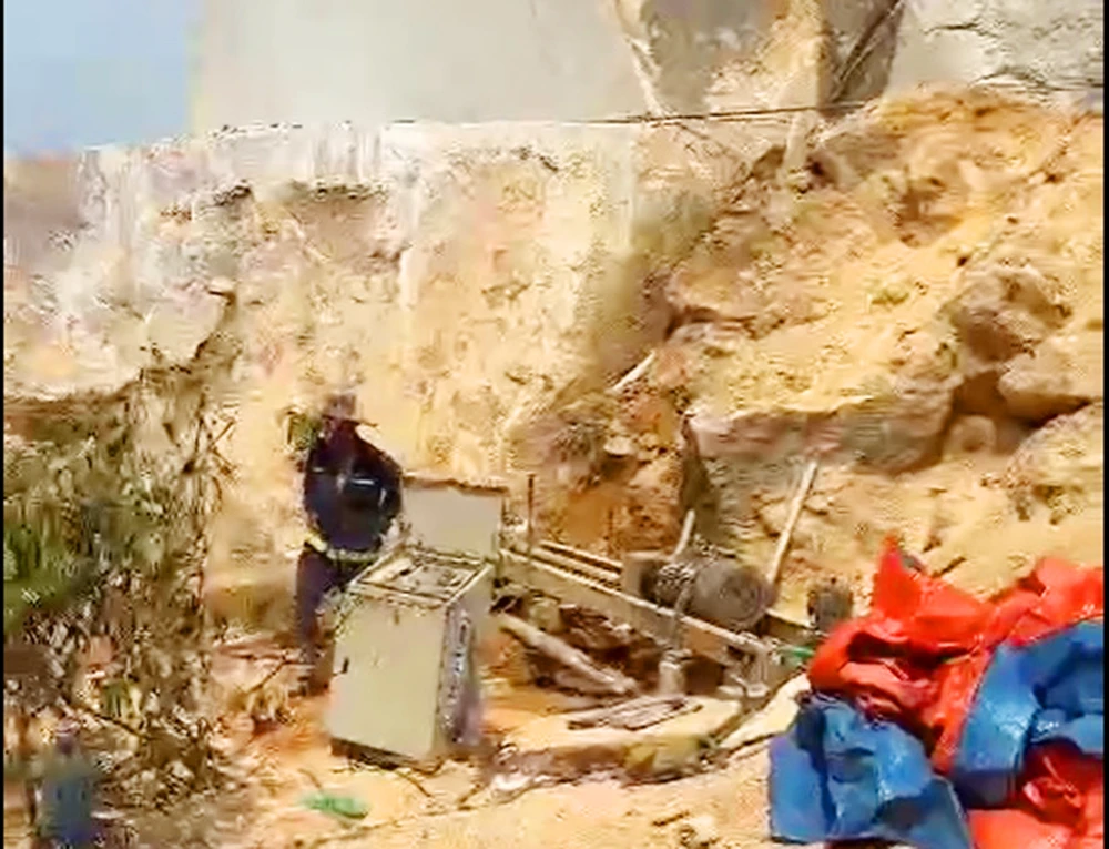 Lực lượng công an đã nổ súng để trấn áp nhóm người khai thác khoáng sản trái phép tại núi Hòn Chà. Ảnh: CA.