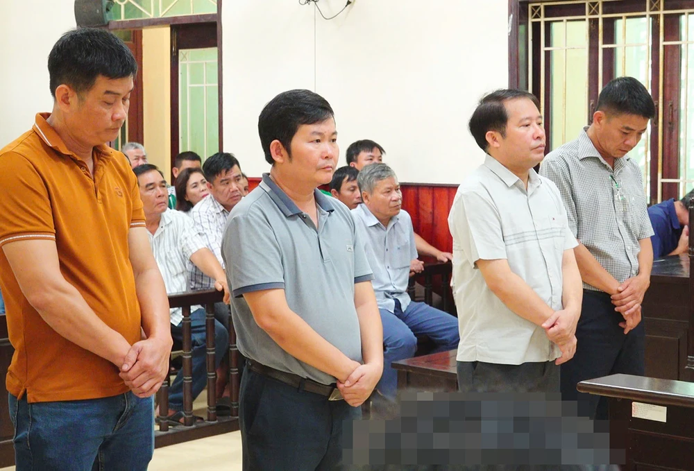 HĐXX tuyên phạt bị cáo Nguyễn Vũ Ka, cựu giám đốc trung tâm đăng kiểm 3 năm tù và Nguyễn Đức Thạch, cựu phó giám đốc án 2 năm 6 tháng tù tội nhận hối lộ