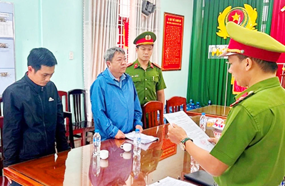 Công an tỉnh Bình Định đã khởi tố bị can đối với ông Trần Ngọc Hiền, cựu chủ tịch UBND phường Nhơn Bình (TP Quy Nhơn) về tội lợi dụng chức vụ, quyền hạn trong khi thi hành công vụ.