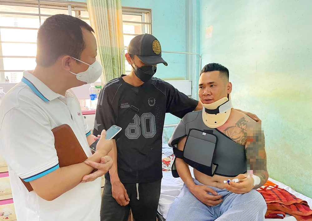 Trong lúc sinh tử, anh Đặng Bảo Duy (ngụ Gia Lai) cố giữ cho mình tỉnh táo, không để mất đi ý thức, cho con gái ngồi trên cổ mình để lấy được nhiều ôxy hơn, động viên con hít thở duy trì sự sống.