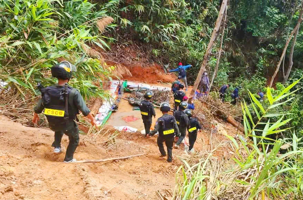Công an tỉnh Gia Lai huy động lực lượng, đột kích bãi khai thác vàng trái phép giữa rừng tại huyện Đăk Đoa.