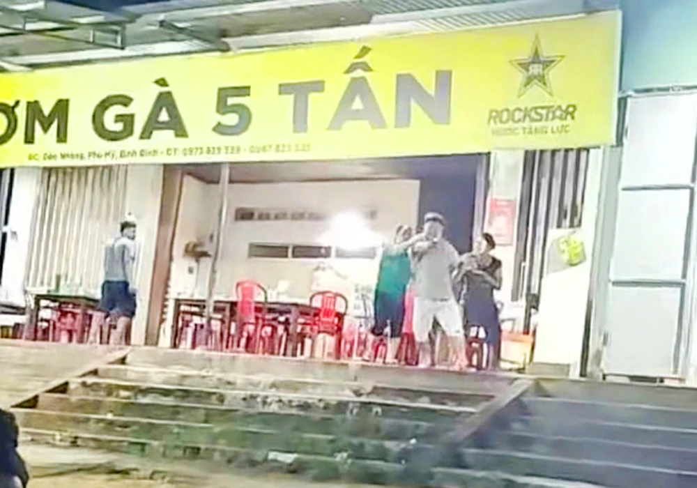 Cơ quan chức năng huyện Phù Mỹ (tỉnh Bình Định), xác định chủ quán cơm gà 5 Tấn đã có hành vi đánh khách gây thương tích sau khi phàn nàn, chê hai phần cơm gà quá đắt.