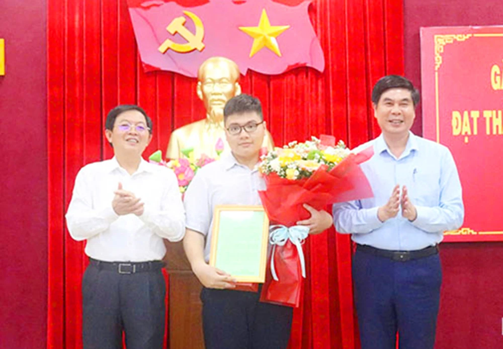 Tỉnh ủy Bình Định tuyên dương em Lê Kiến Thành đã xuất sắc giành huy chương bạc tại kỳ thi Olympic Tin học Châu Á - Thái Bình Dương năm 2025.