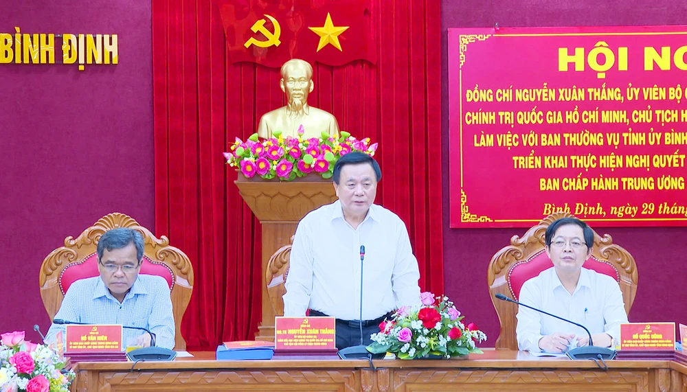 Bo-chinh-tri-lam-viec-voi-Ban-thuong-vu-hai-tinh-Gia-Lai-Binh-Dinh-1.jpg