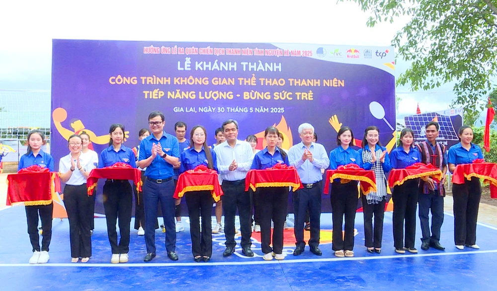 Mở đầu Lễ ra quân Chiến dịch Thanh niên tình nguyện hè năm 2025 tại Gia Lai là hoạt động bàn giao công trình thể thao cho thanh niên và xây nhà nhân ái cho học sinh nghèo.
