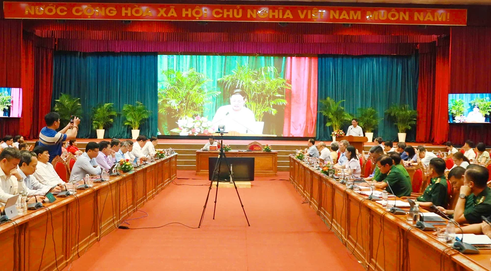 Hội nghị trực tiếp kết hợp trực tuyến về công tác đấu tranh chống buôn lậu, gian lận thương mại, hàng giả, hàng kém chất lượng, hàng không đảm bảo an toàn thực phẩm trên địa bàn tỉnh Bình Định.