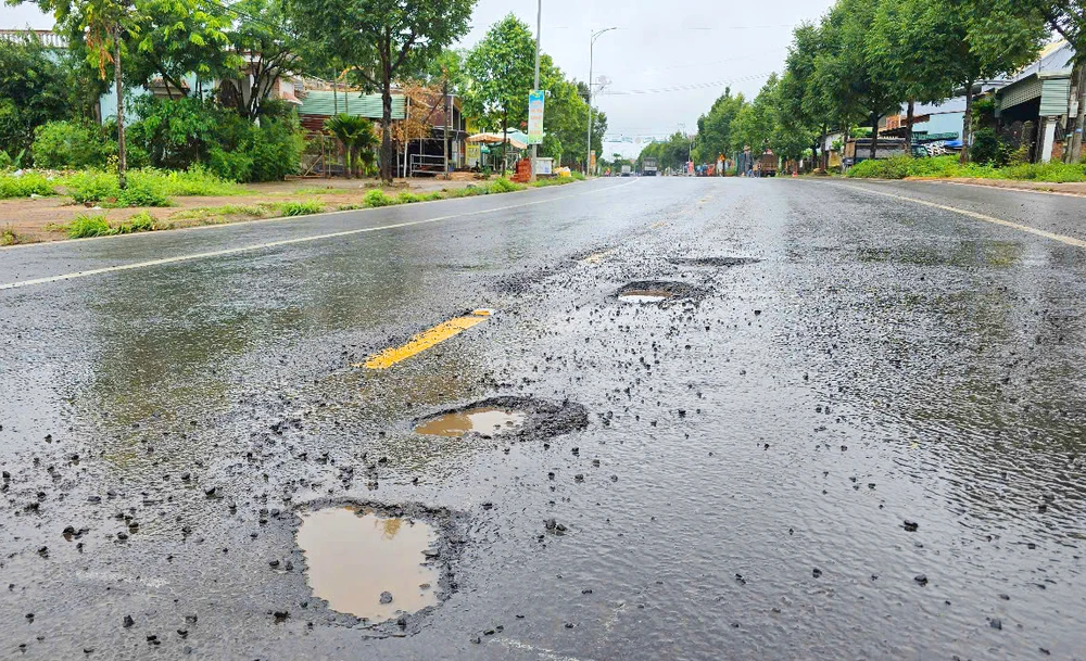 Văn phòng Quản ý đường bộ III, nêu rõ: Nếu để xảy ra tai nạn giao thông do hư hỏng quốc lộ 19 gây ra, đơn vị thi công phải chịu hoàn toàn trách nhiệm.